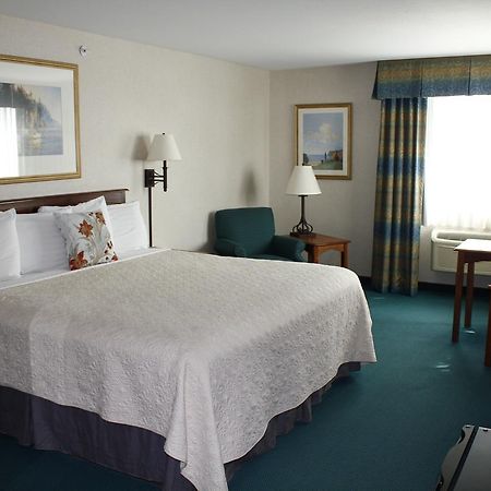 Baraga Lakeside Inn Екстериор снимка