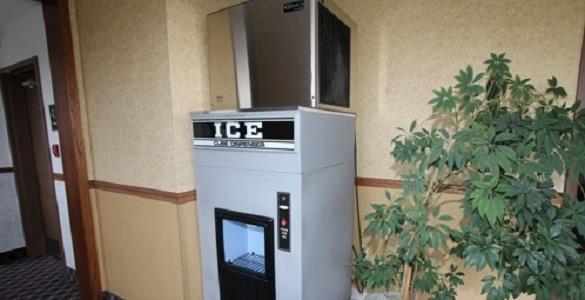 Baraga Lakeside Inn Екстериор снимка