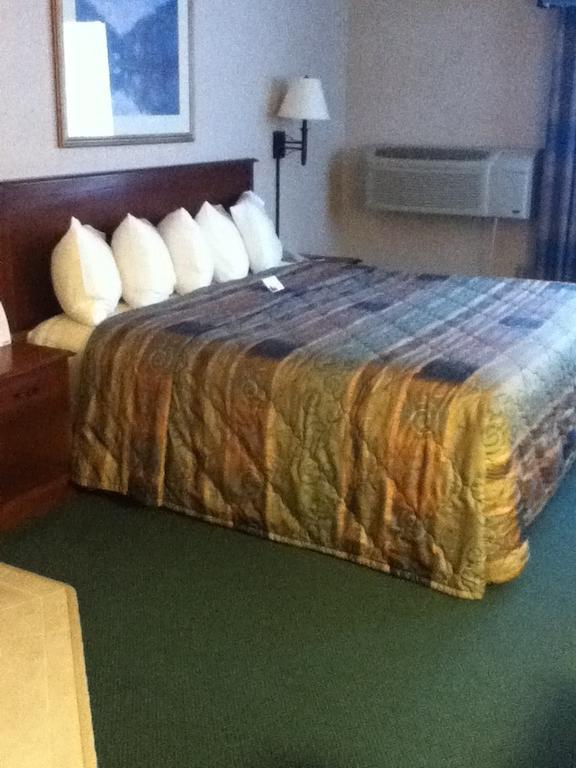 Baraga Lakeside Inn Екстериор снимка