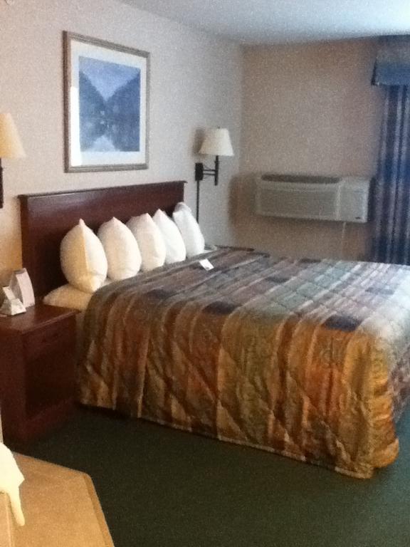 Baraga Lakeside Inn Екстериор снимка