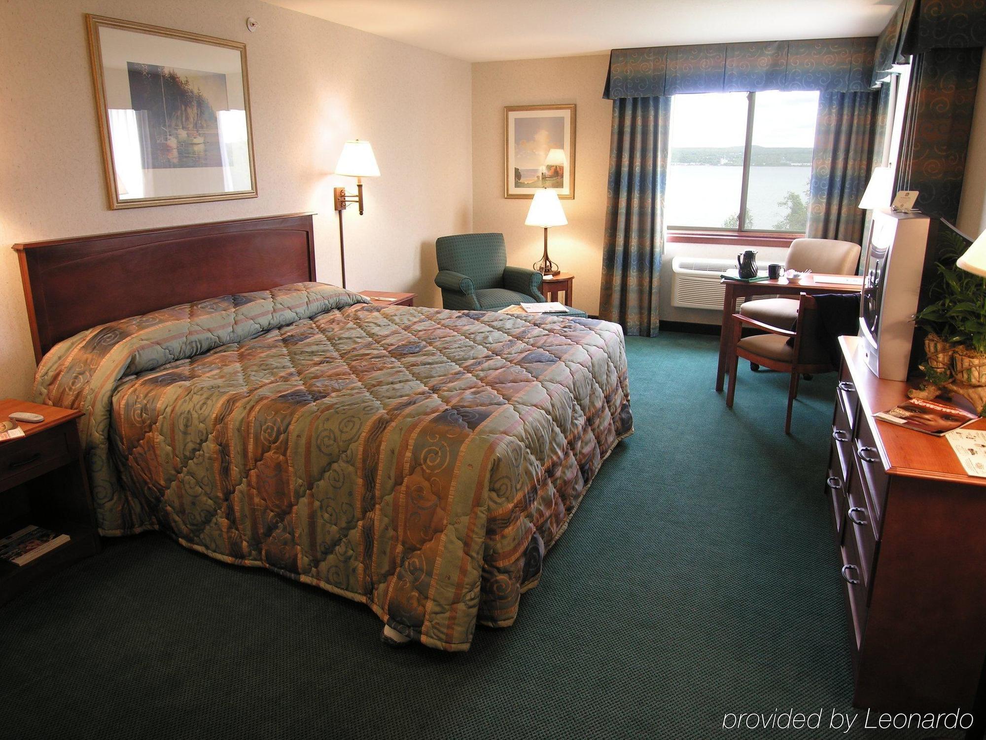 Baraga Lakeside Inn Стая снимка