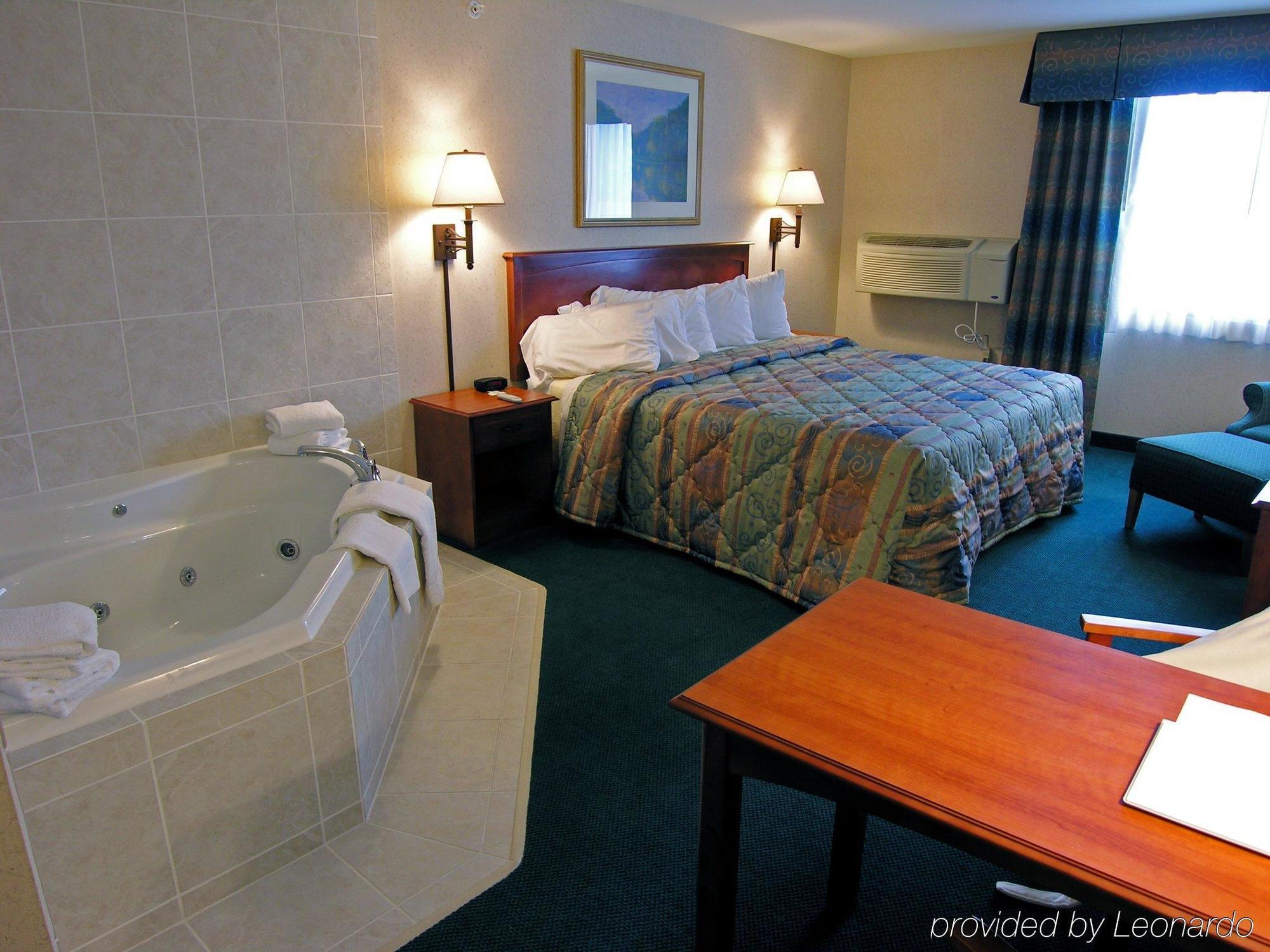 Baraga Lakeside Inn Стая снимка