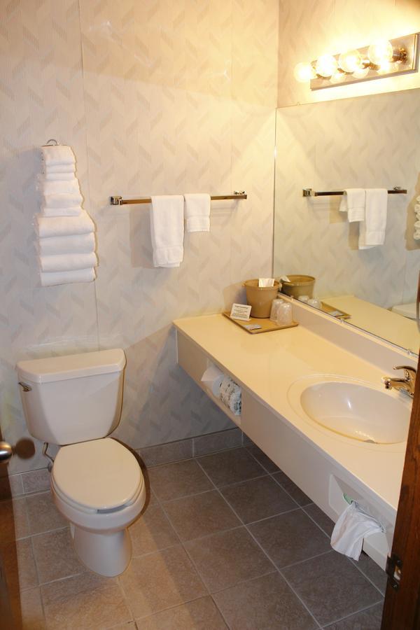 Baraga Lakeside Inn Екстериор снимка