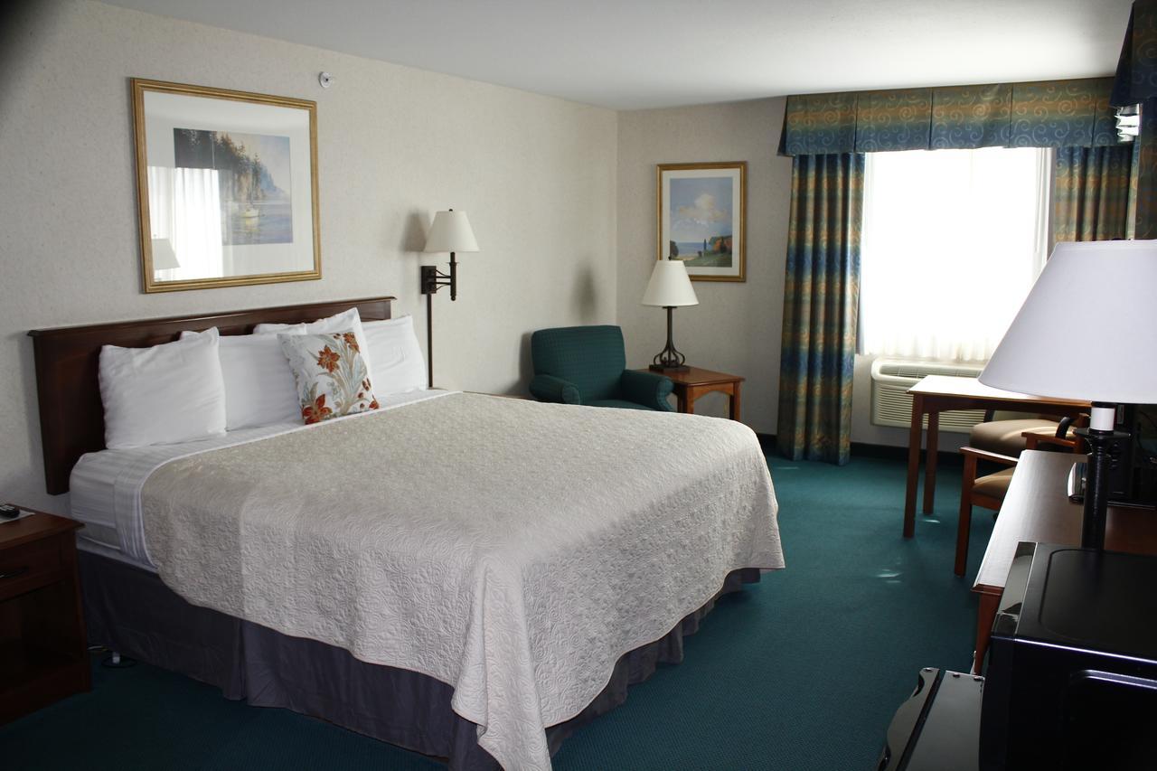 Baraga Lakeside Inn Екстериор снимка
