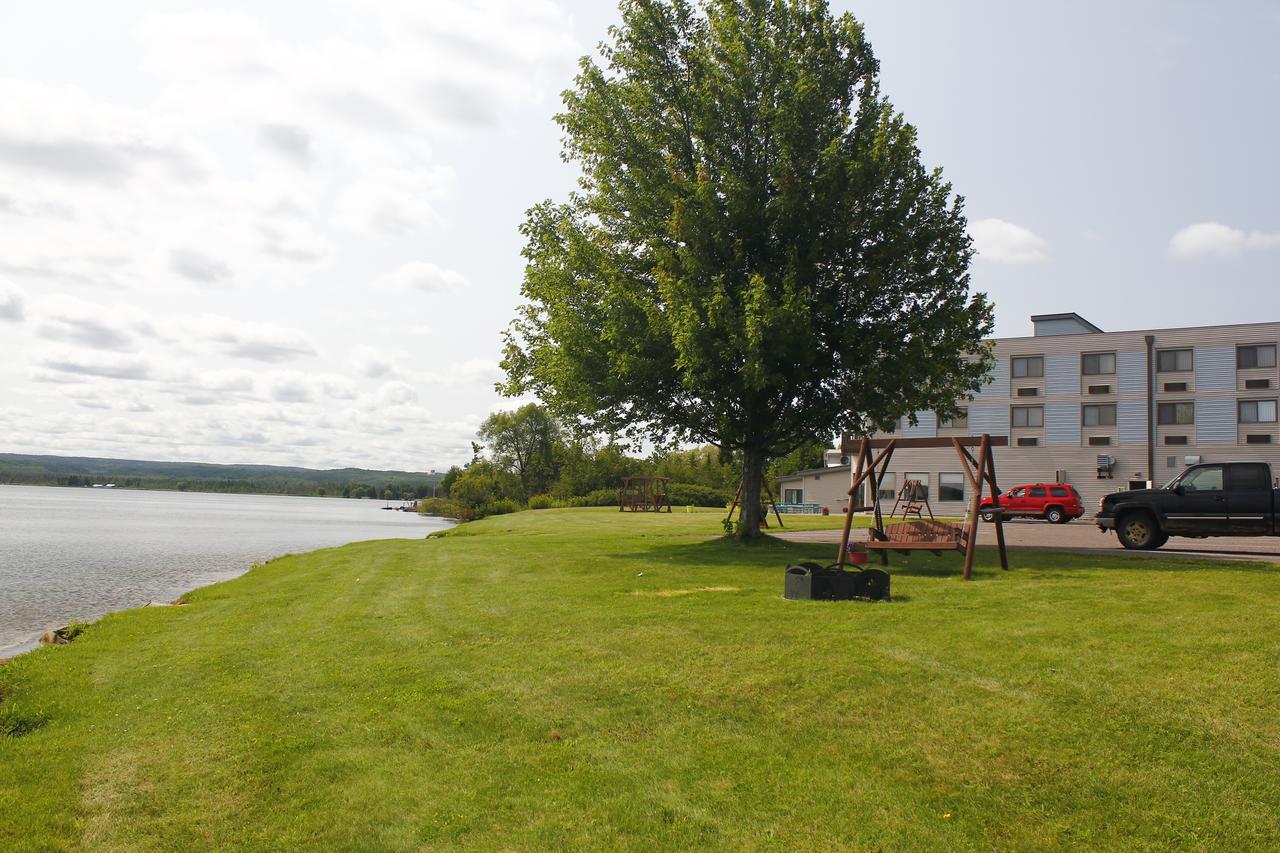 Baraga Lakeside Inn Екстериор снимка