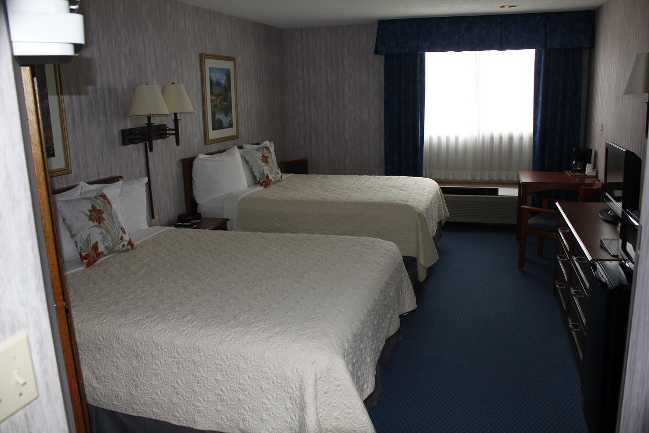 Baraga Lakeside Inn Екстериор снимка
