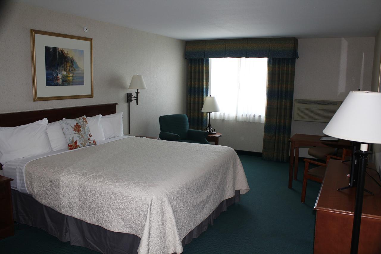 Baraga Lakeside Inn Екстериор снимка
